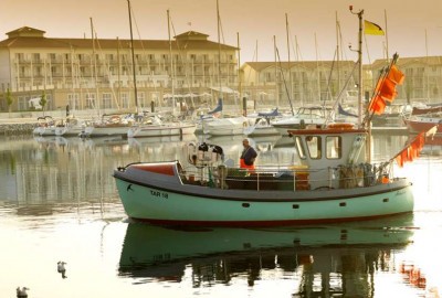 in der Marina Boltenhagen, gleich neben dem neuen Yachthafen, befindet sich der Fischereihafen,  die kleine Fischerflotte versorgt Boltenhagen mit frischem Fisch, schön anzusehen sind die Kutter,  wenn sie mit ihrem Fang einlaufen, da ist Frische garantie