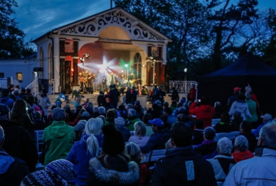 Besondere Veranstaltungen wie das jährliche Strandfest im Sommer runden das Angebot ab.  Boltenhagen ist somit der perfekte Ort für einen erholsamen und zugleich erlebnisreichen Urlaub an der Ostsee.