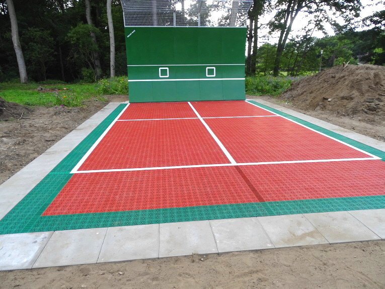 Der Tennisboden und Zubehör lieferte OSTACON Bodensysteme, die Installation wurde über BTS Berlin Tennis Service GmbH, Niederlassung Rosengarten  und dem Team von Detlef Beuerle, fachkundig ausgeführt.  
