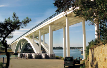 Brücke mit runden Säulen mit GEOTUB Schalungen in Beton gegossen