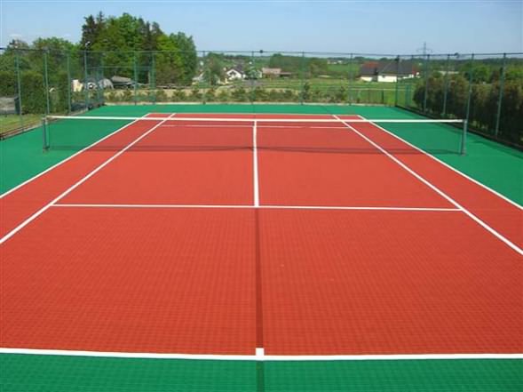 Installierter Tennis-Allwetterplatz aus wetterfestem Polypropylen Kunststoff