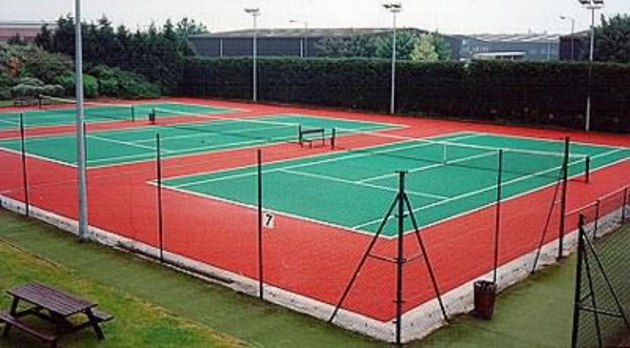 Tennis-Anlage mit ganzjährig bespielbaren Tennisplätzen