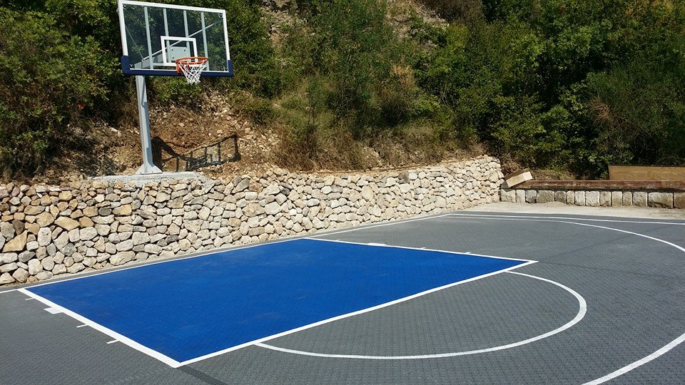 Gartenbereich mit Kleinspielfeld für Basketball