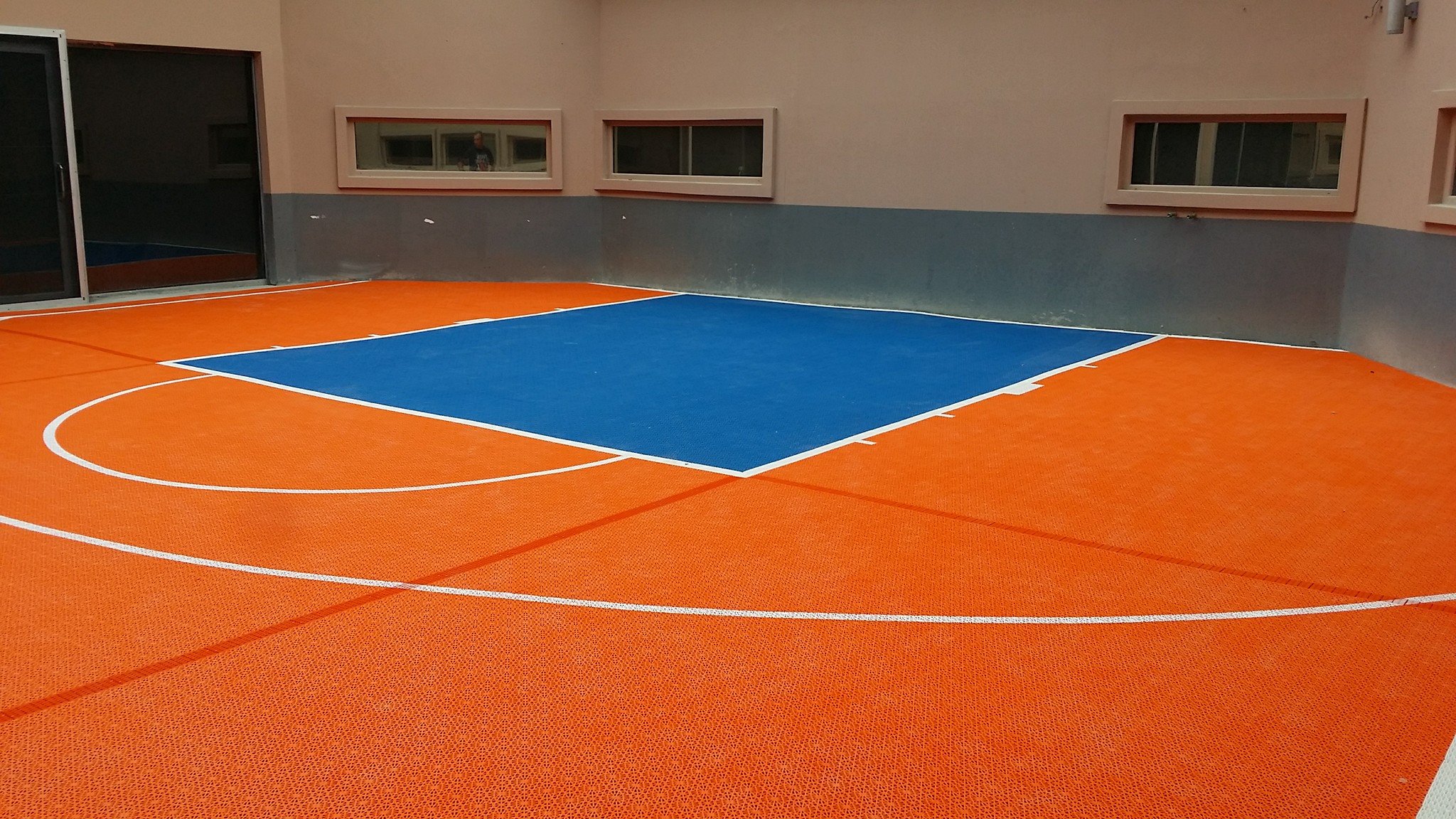 Basketball Kleinspielfeld für 3 x 3 Spiel in den Farben Orange und Blau